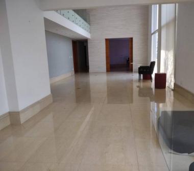 Sala com piso amplo