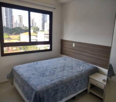 Quarto com cama king e guarda-roupa 