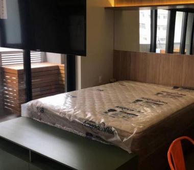 Quarto com cama, armário embutido e sacada 