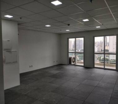 Sala comercial com porta balcão em vidro e sacada 