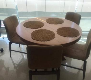 Mesa de jantar com quatro cadeiras  