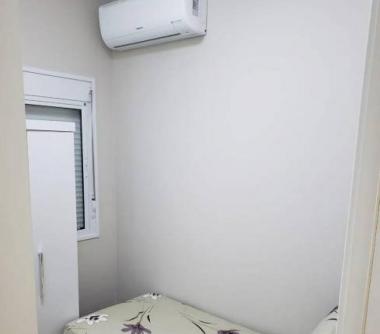 Dormitório climatizado com cama de solteiro 