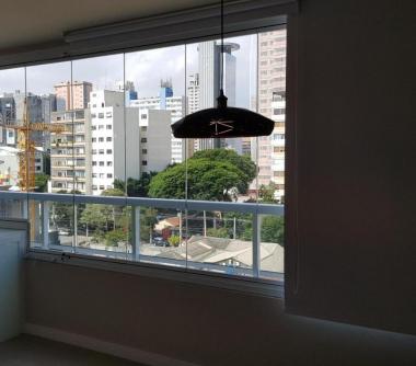 Varanda envidraçada com vista da cidade