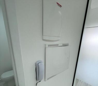 Sala com interfone, quadro de força e luz 