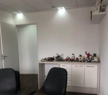 Sala comercial com  já com um móvel para acomodar materiais e documentos