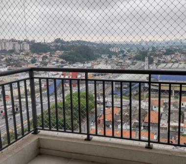 Varanda com  guarda corpo em ferro e linda vista da cidade 