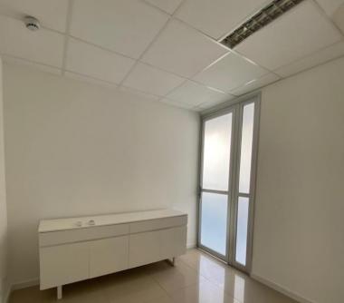 Sala comercial com piso em porcelanato 