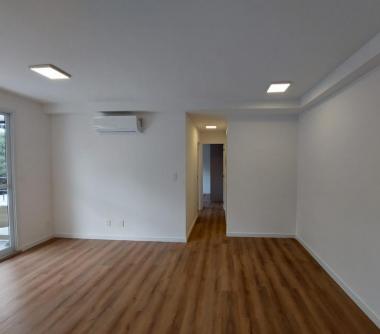 Foto da sala com destaque para o corredor 