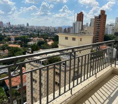 Terraço com uma vista maravilhosa da cidade .  