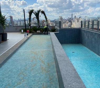 Piscina no terraço, com vista da cidade