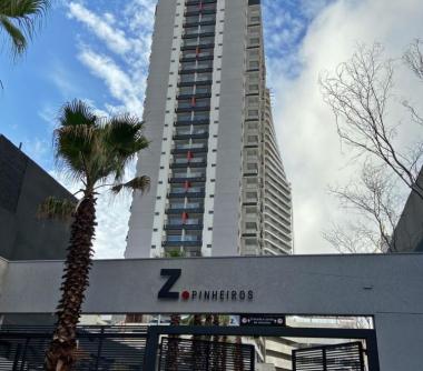 Arquitetura moderna, torre única e lazer incrível