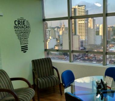 Sala de reunião com  maravilhosa vista  da cidade 