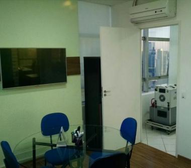 Sala climatizada com painel de TV 