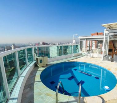 Piscina no terraço, com vista da cidade