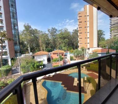 Varanda com guarda corpo em vidro  e vista para a piscina e cidade 