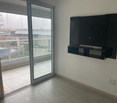 Suíte  com porta balcão e painel para TV