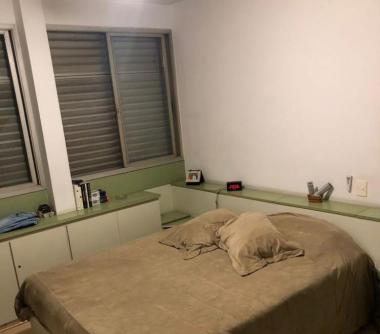 Dormitório com cama de casal