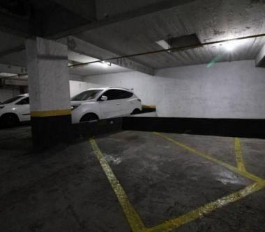 uma vaga de estacionamento 