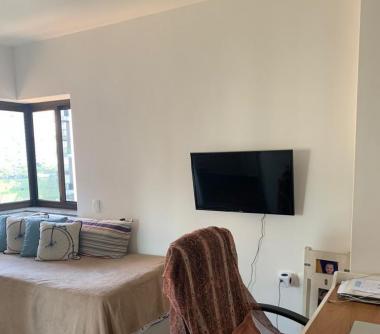 Dormitório com home office, TV e cama de solteiro 