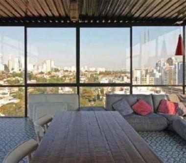 Sala de jantar integrada com sala de estar, ambiente com vista maravilhosa da cidade