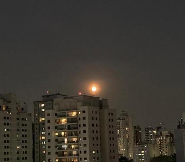 Vista da cidade  a noite 