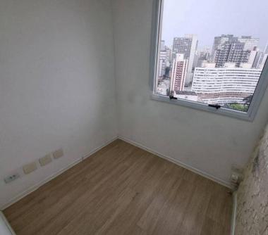 Sala bem ilumina com vista da cidade 