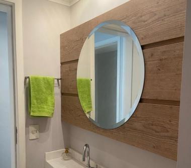 Lavabo com painel de madeira com espelho decorativo 