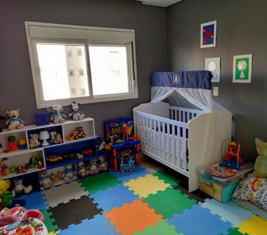 Suíte com decoração infantil com brinquedos, quadros, tapete tatame e berço