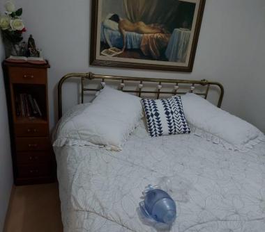 Dormitório om cama de casal 