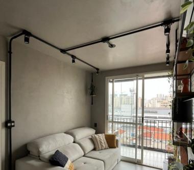 Sala com sofá super confortável e porta balcão em vidro 